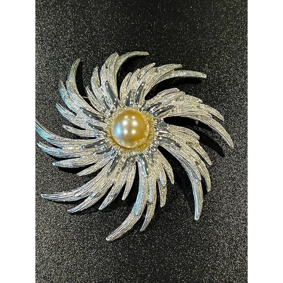 60s Sarah Coventry Swirl Brooch "Book Piece" Hurricane Simulated Pearl Rhodium - Picture 7 of 10
